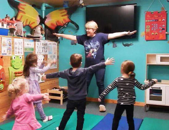 Cour de Yoga, Exercices et Danse.